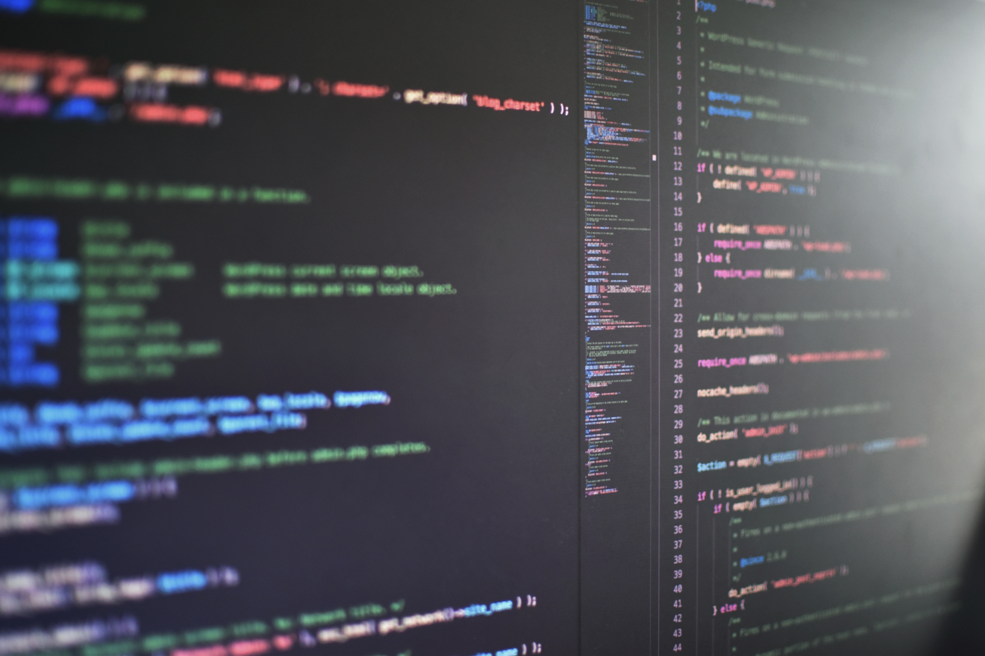 コンピューター画面に表示された、ぼやけたPHPコード