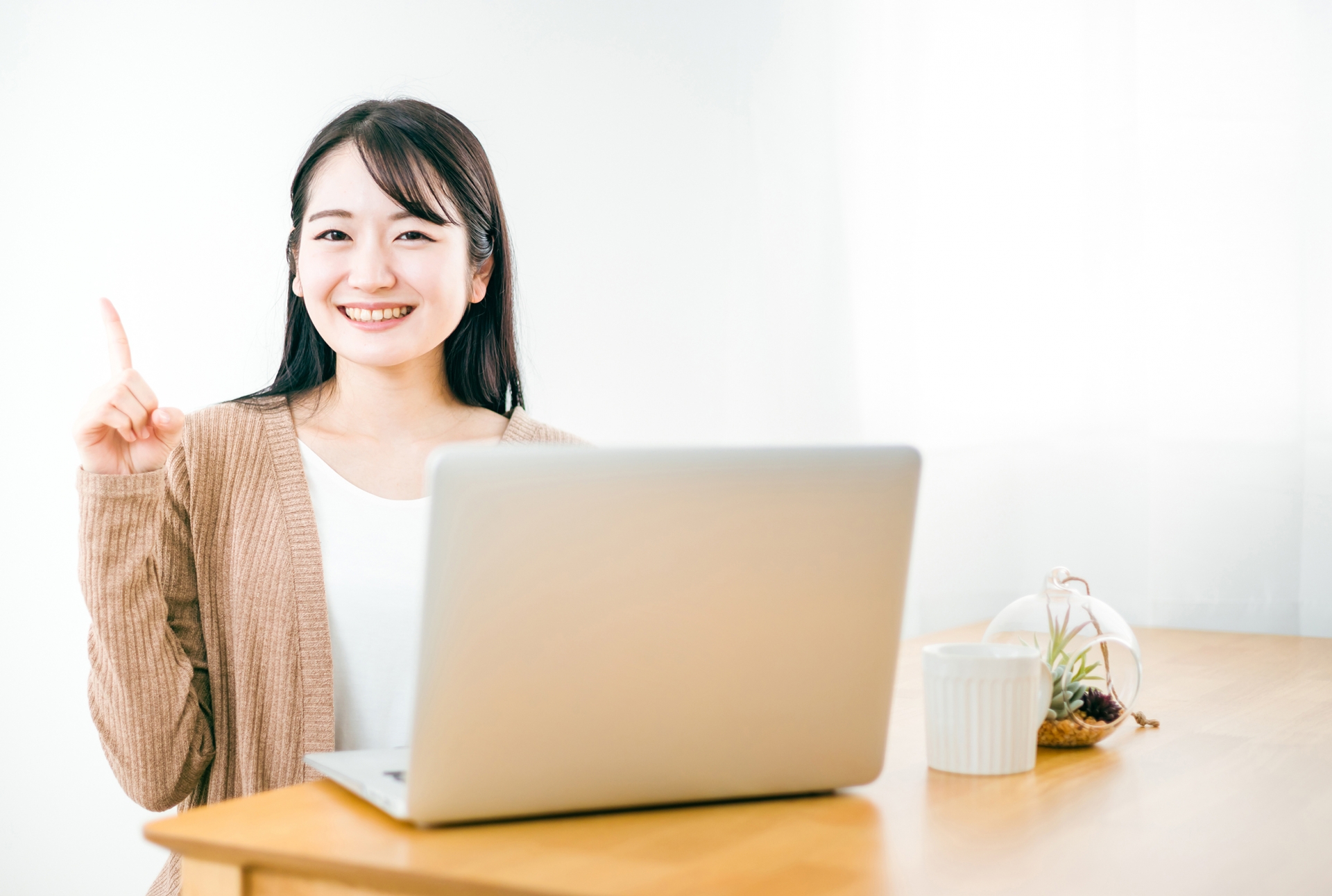 PCの前でポイントを開設する女性