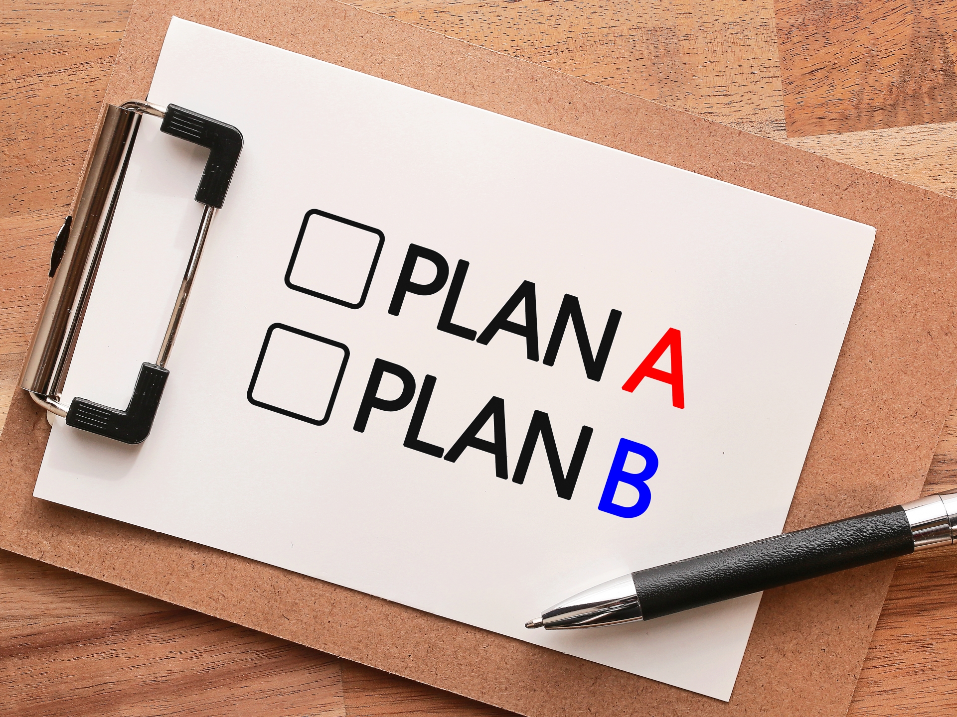 PLAN AとPLAN Bの選択肢が書かれたメモとペン