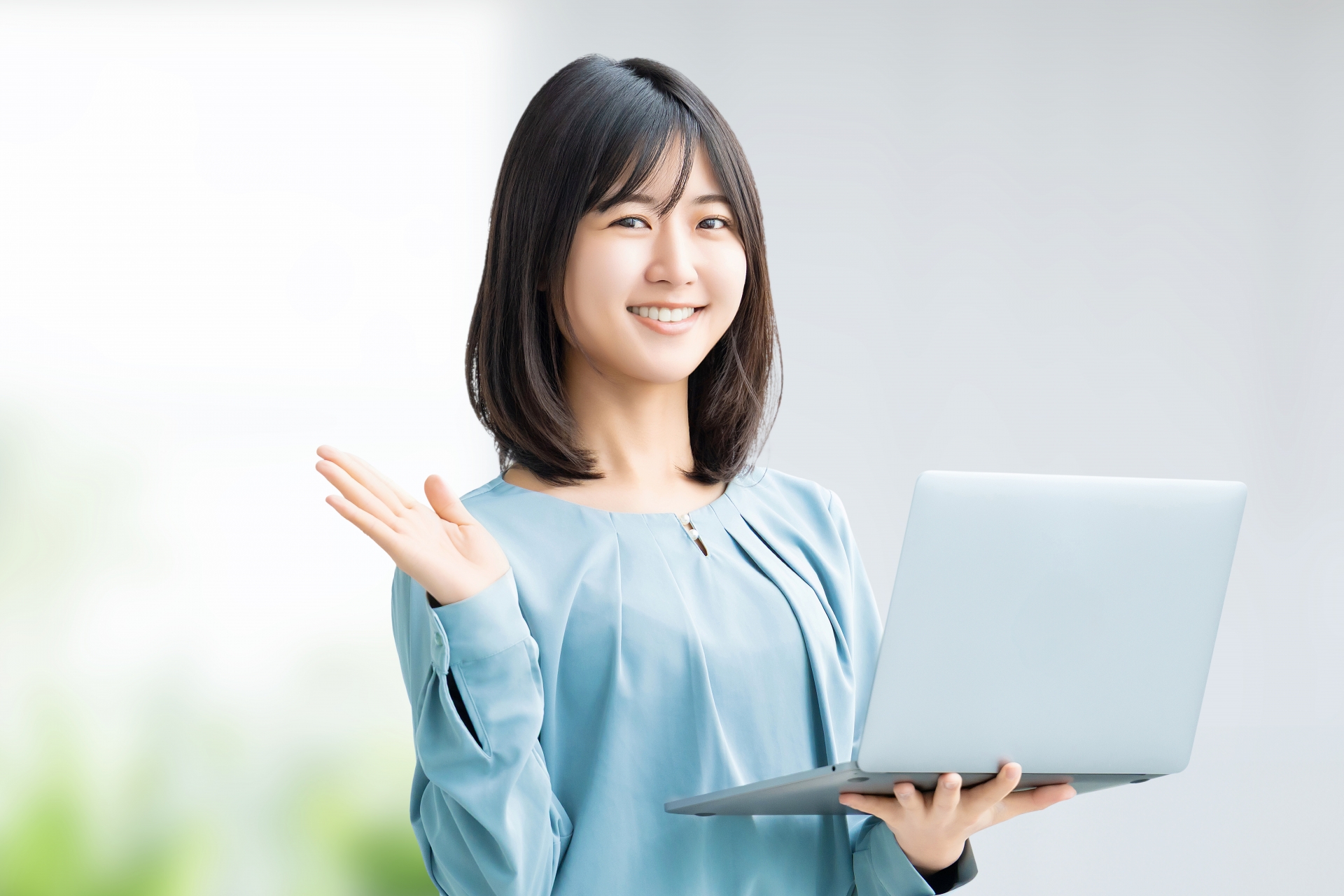 PCを片手にWebマーケティング会社の実績と特徴を紹介する女性