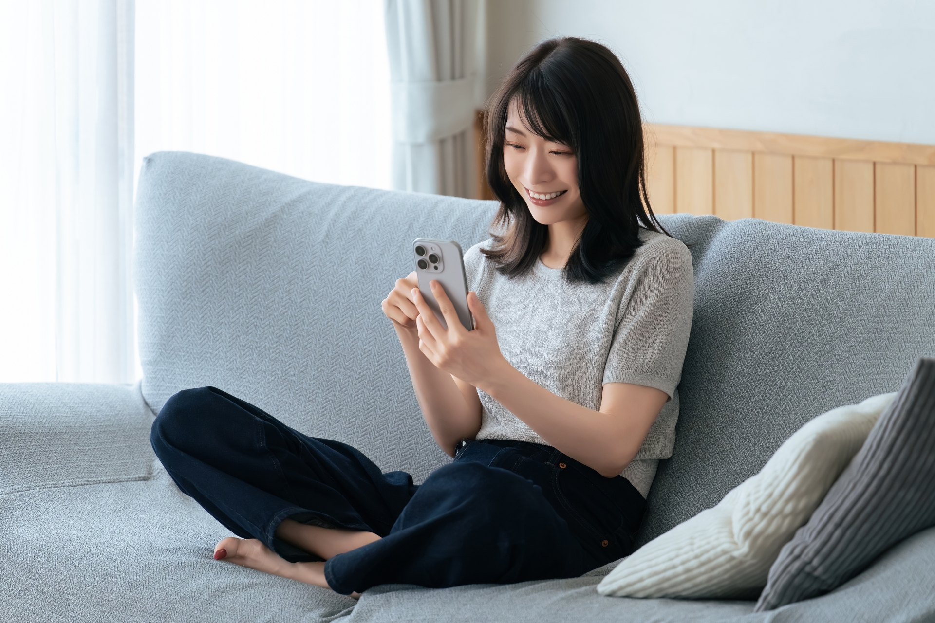 スマホから求人検索をする女性